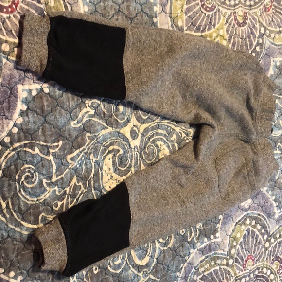 Boys sweats size 5/6 - Picture 2 of 4
